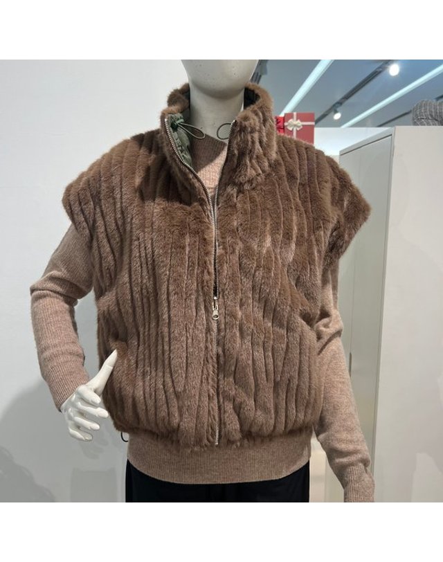 안지크 [갤러리아] 안지크(24F/W)패딩조끼 패딩털양면베스트(AI4VT5160) 착용컷