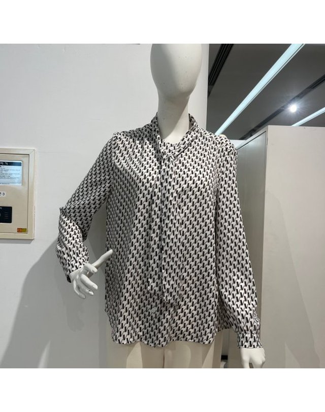 안지크 [갤러리아] 안지크(24S/S)프린트 블라우스 리본블라우스 (AI1BL1100) 착용컷
