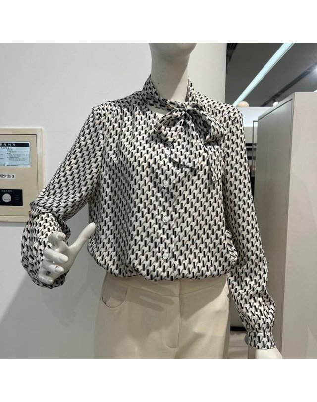 안지크 [갤러리아] 안지크(24S/S)프린트 블라우스 리본블라우스 (AI1BL1100) 착용컷