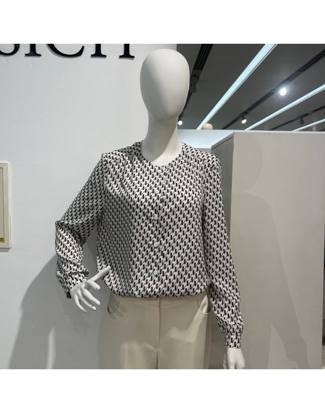 안지크 [갤러리아] 안지크(24S/S)프린트 블라우스 리본블라우스 (AI1BL1100) 착용컷