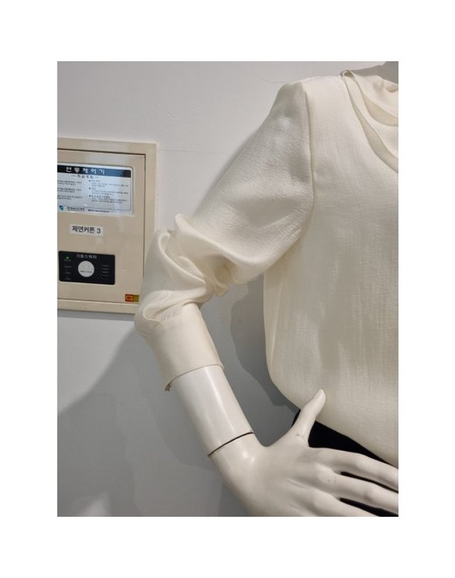 안지크 [갤러리아] 안지크(24S/S) 프릴블라우스 러블리한 블라우스 노방(AI1BL1170) 착용컷