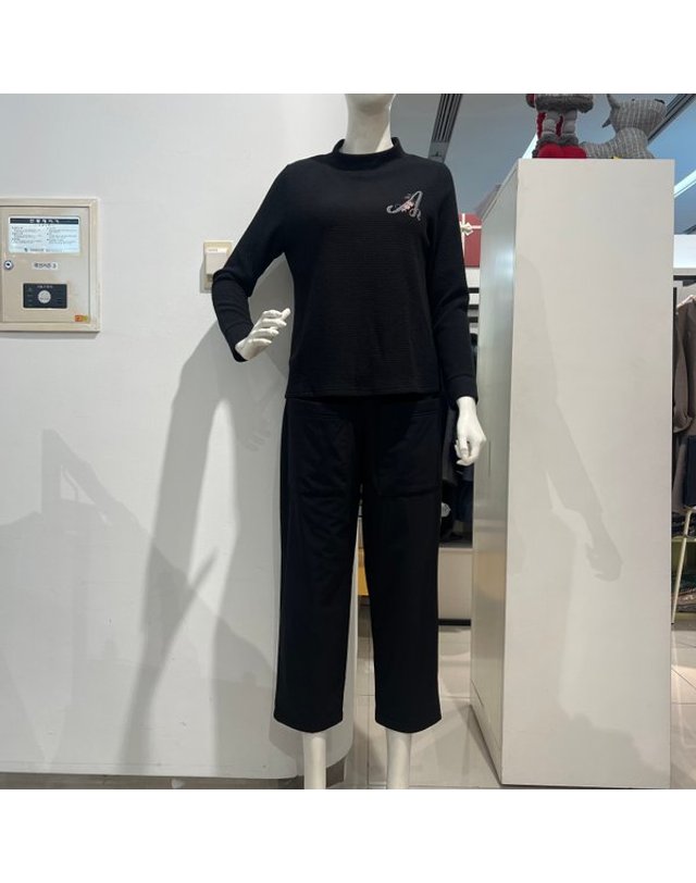안지크 [갤러리아] 갤러리아백화점안지크기모티셔츠 와플패턴기모티셔츠(AH4TS5120) 착용컷