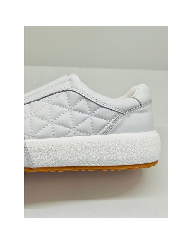 고세제화 [갤러리아] 고세 데일리 여성 와이드핏 누빔 쿠션 슬립온 스니커즈 GZP6S019 화이트 4cm 착용컷