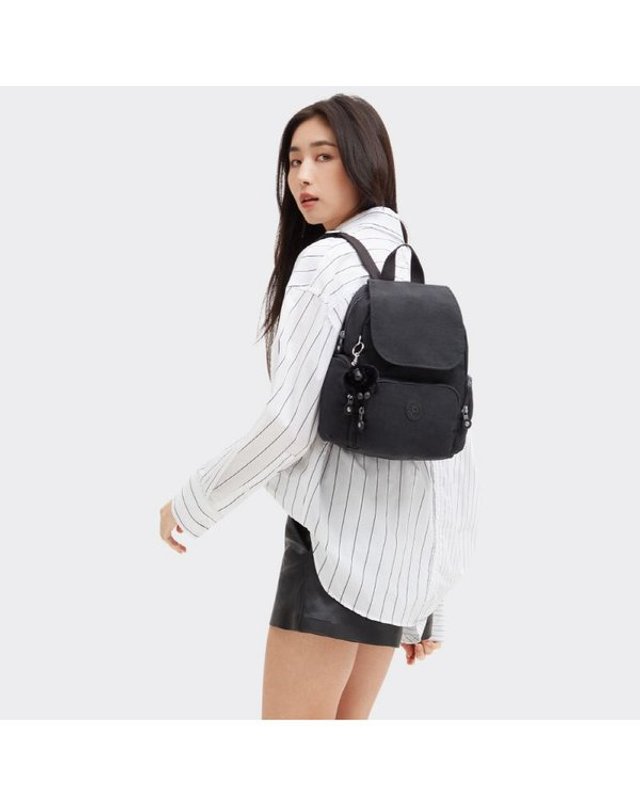 키플링 [갤러리아] 키플링 여행 데일리 백팩 스몰백 블랙 시티집 미니 KQABA07 BK/N 착용컷