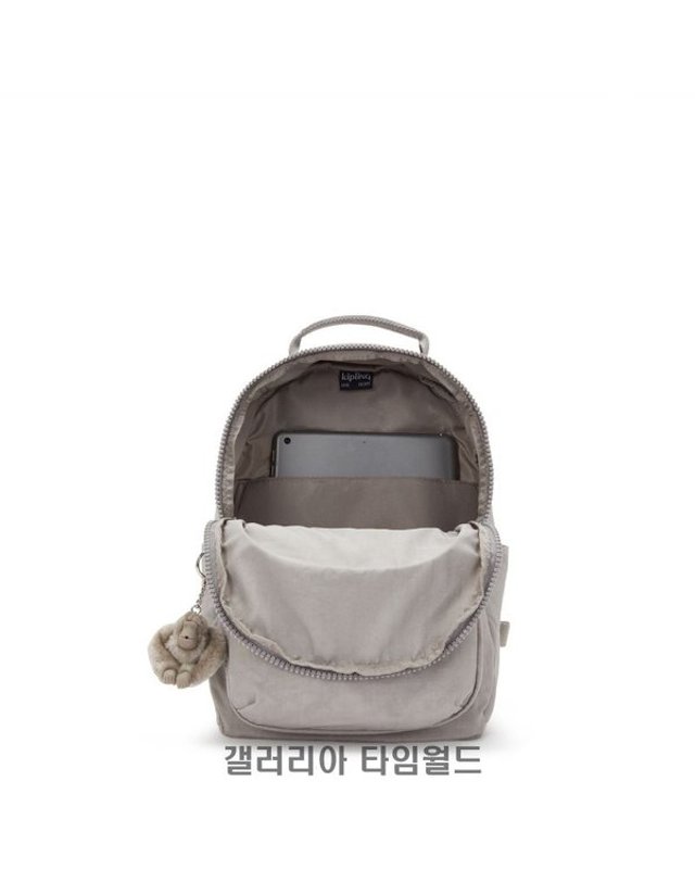 키플링 [갤러리아] 키플링 14리터 백팩 여행가방 서울 스몰 세련 그레이 KPABA30 GRGR 착용컷