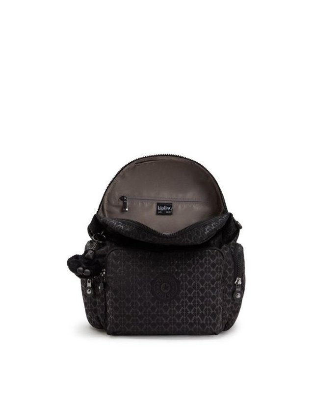 키플링 [갤러리아] 키플링 13리터 데일리 백팩 시티집 스몰 시그니처 엠보 KPCBA19 SIEB 착용컷
