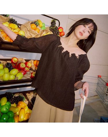 [갤러리아] [25SS] 넥 셔링 장식 블라우스 (BKBAE2437)BKB2437