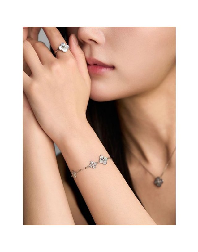 로이드 [갤러리아] [로이드] L-다이아몬드 튜더로즈가든 실루엣 화이트자개 14K 팔찌 (화이트) 착용컷