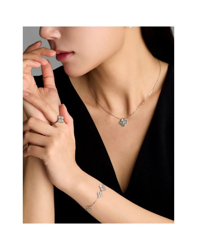 로이드 [갤러리아] [로이드] L-다이아몬드 튜더로즈가든 실루엣 화이트자개 14K 팔찌 (화이트) 착용컷
