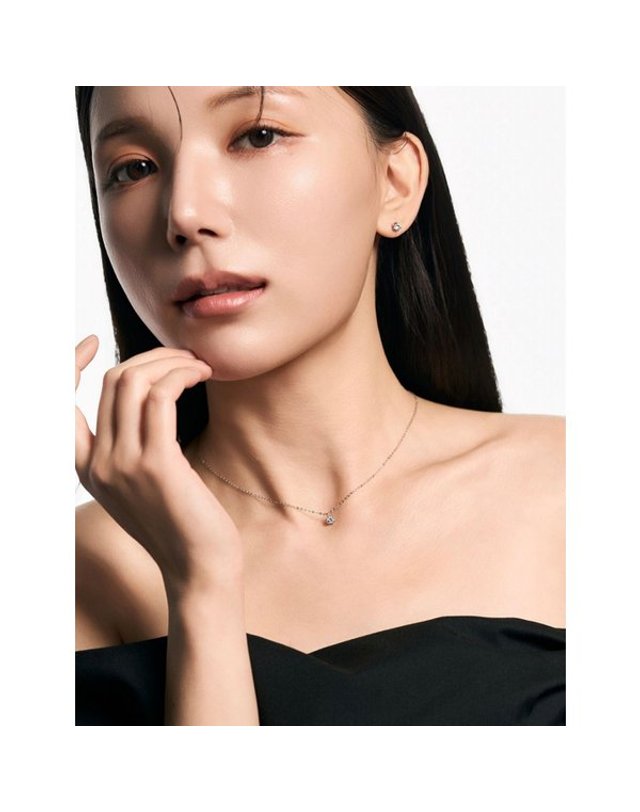 로이드 [갤러리아] [로이드] L-다이아몬드 시그니처 6프롱 솔리테어 0.3CT 14K 목걸이 (화이트) 착용컷