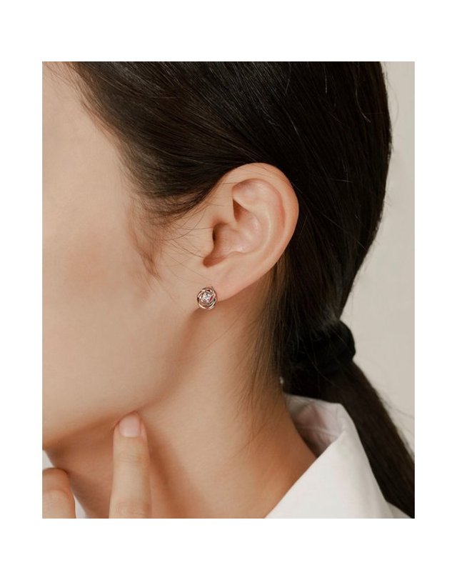 로이드 [갤러리아] [로이드] 스퀘어스톤 크로스라인 14K 귀걸이 착용컷