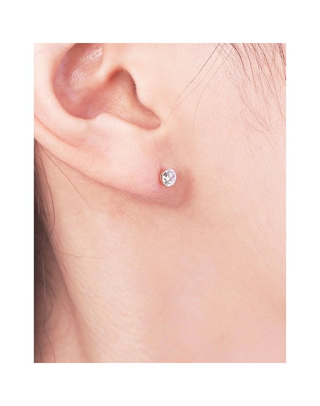 로이드 [갤러리아] [로이드] 라운드 큐빅 4mm 14K 귀걸이 착용컷