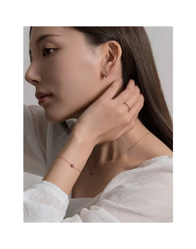로이드 [갤러리아] [로이드] 플로우 라인 원터치 14K 귀걸이 (핑크골드) 착용컷