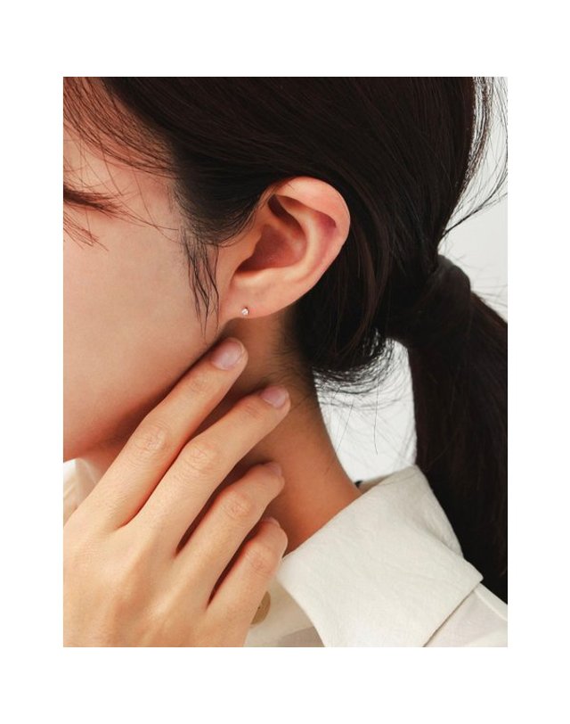 로이드 [갤러리아] [로이드] 라운드 큐빅 2mm 14K 귀걸이 착용컷