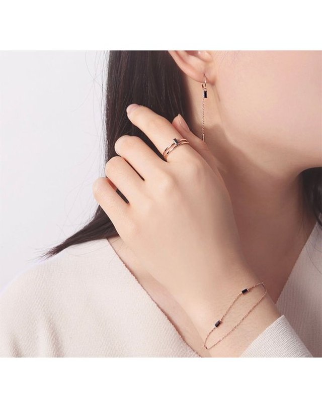 로이드 [갤러리아] [로이드] 바게트 블랙스톤 링 14K 귀걸이 착용컷
