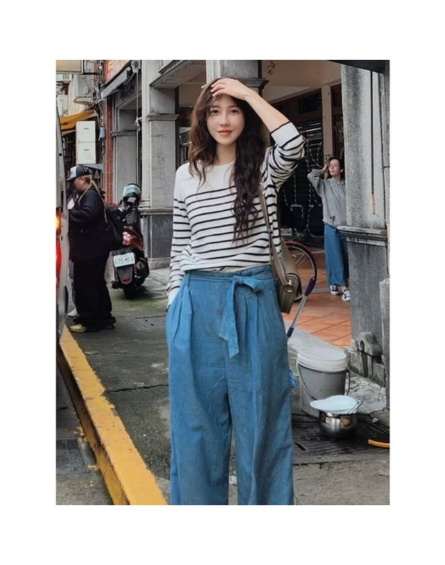 올리비아로렌 [갤러리아] 스트라이프 라운드 풀오버 VVCBL4W9461 착용컷