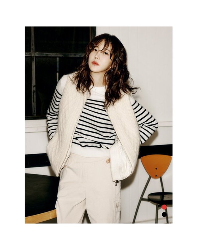 올리비아로렌 [갤러리아] 스트라이프 라운드 풀오버 VVCBL4W9461 착용컷