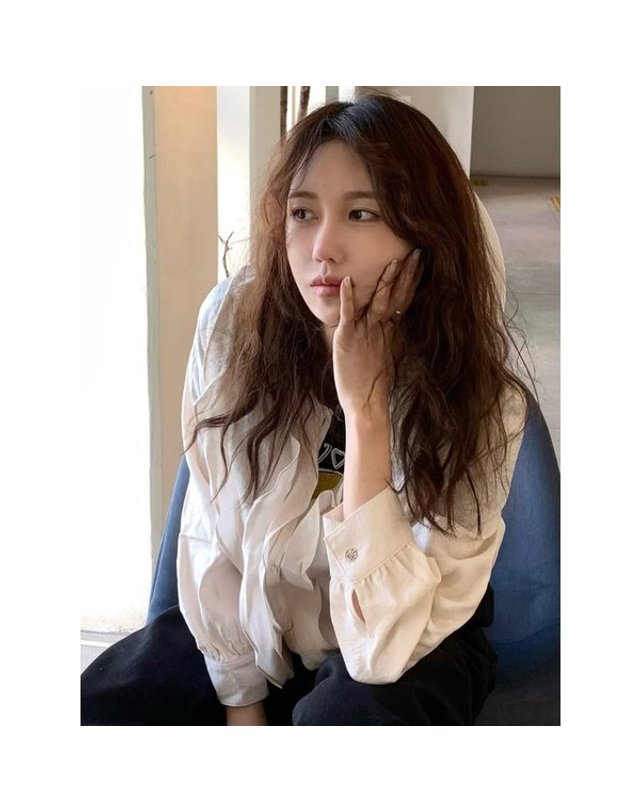 올리비아로렌 [갤러리아] 훌포인트 블루종 블라우스 VOCNL5S2136 착용컷