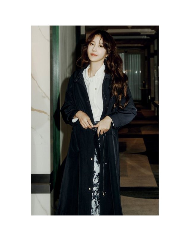 올리비아로렌 [갤러리아] 밴드 카라 벨티드 롱트렌치코트 VOCEB5S2121 착용컷