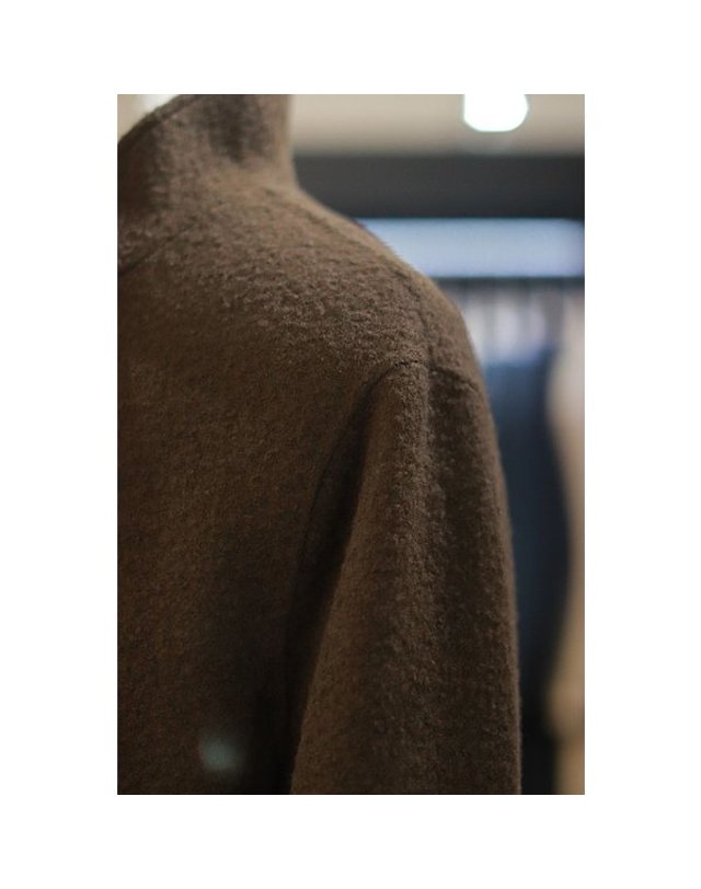 지이크 [갤러리아] 지이크 FW 브라운 핸드메이드 부클 하이넥코트 PLH9021 착용컷