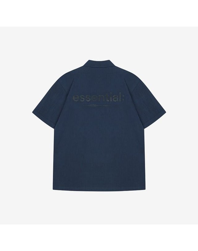 지이크 [갤러리아] [SIEG X essential;] 시그니처 백 하프 슬리브 셔츠 다크네이비 착용컷