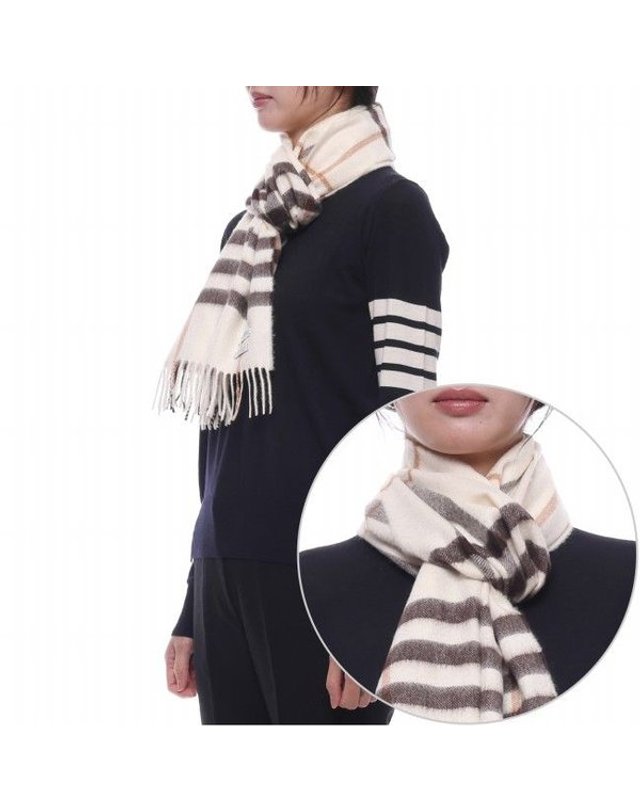 버버리 [갤러리아] 여성 체크 캐시미어 머플러 (8112634 PEBBLE WHITE W 25F) 착용컷