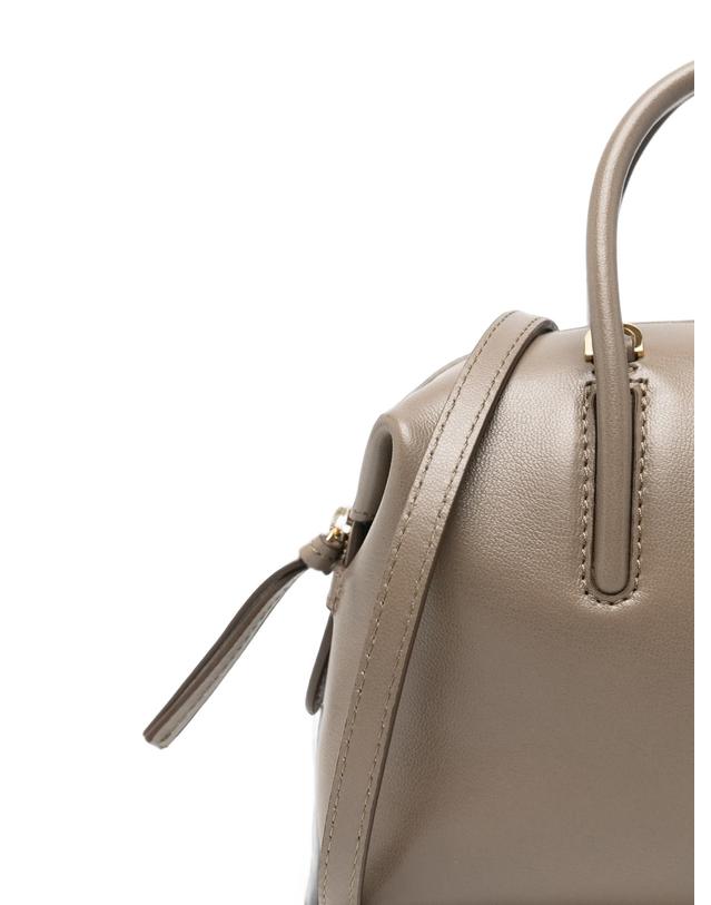 드멜리어 [해외직구] 드멜리어 The Small Stockholm leather top handle bag 12296539242760 TP725715912 착용컷