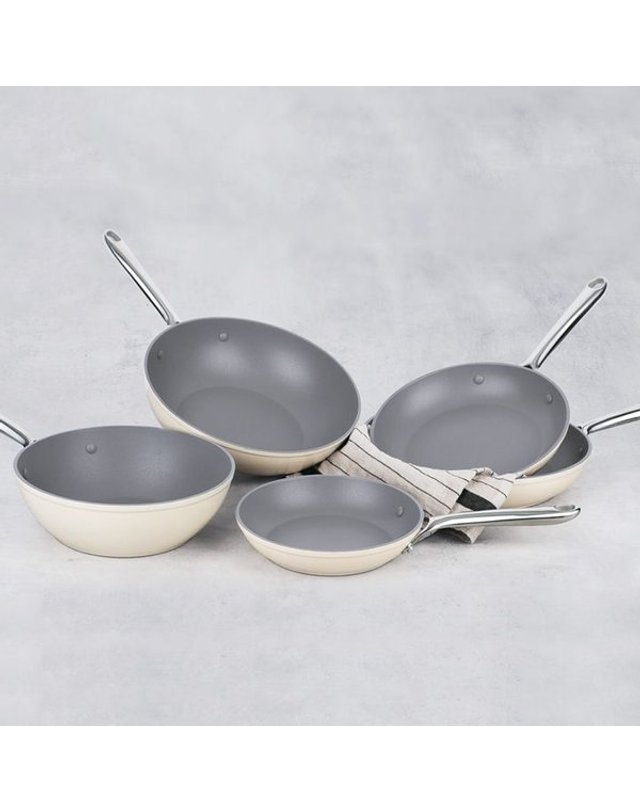 비알케이 [갤러리아] [BRK] 에볼루션 풀 인덕션 프라이팬 28cm (밀크) 착용컷