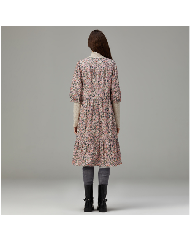 써스데이아일랜드 [갤러리아] [써스데이아일랜드]2025 F/W 플라워 미디 코듀로이 원피스(T258MOP238W) 착용컷