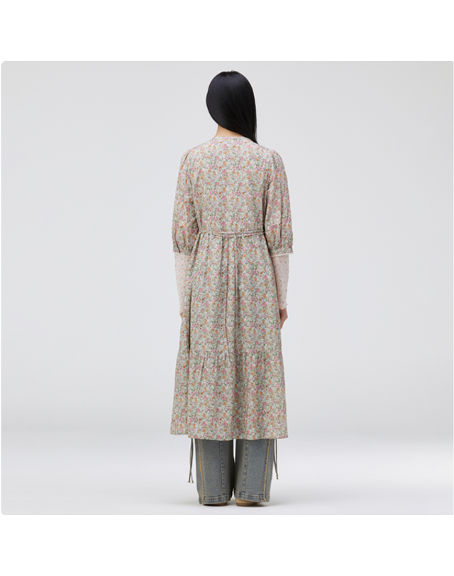 써스데이아일랜드 [갤러리아] [써스데이아일랜드] 2026 S/S 프릴 요크 풀오픈 원피스 (T262MOP137W) 착용컷