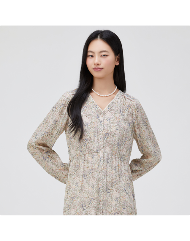 써스데이아일랜드 [갤러리아] [써스데이아일랜드] 2026 S/S 플라워 브이넥 풀오픈 원피스 (T262MOP135W) 착용컷