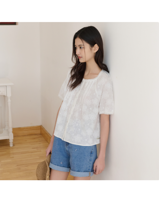 써스데이아일랜드 [갤러리아] [써스데이아일랜드]2026 S/S 플라워자수 풀오픈 블라우스(T264MBL231W) 착용컷