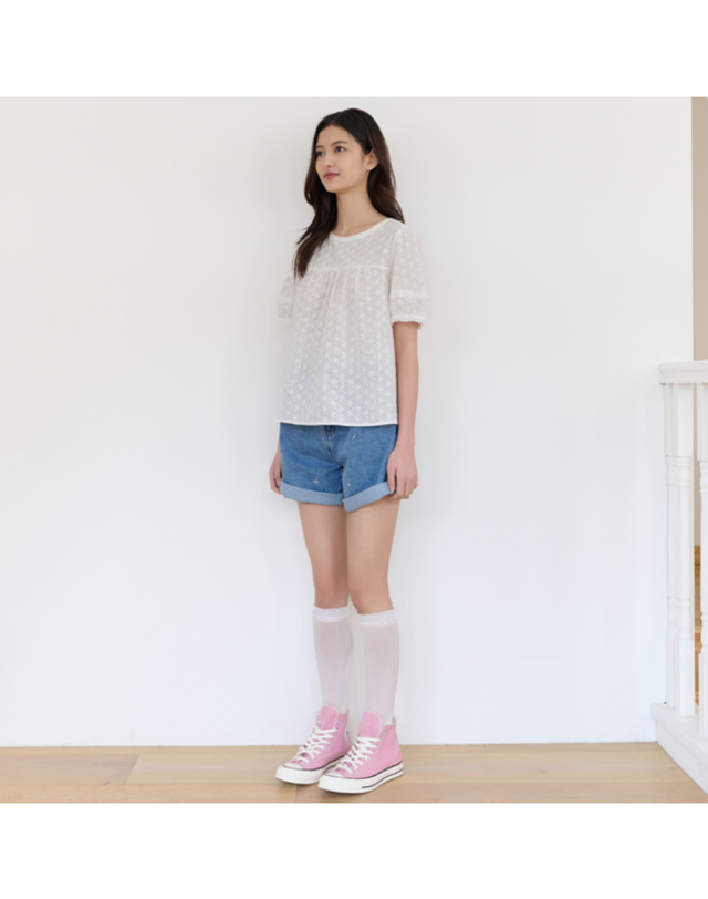 써스데이아일랜드 [갤러리아] [써스데이아일랜드]2026 S/S 플라워 펀칭 자수 블라우스(T264MBL233W) 착용컷