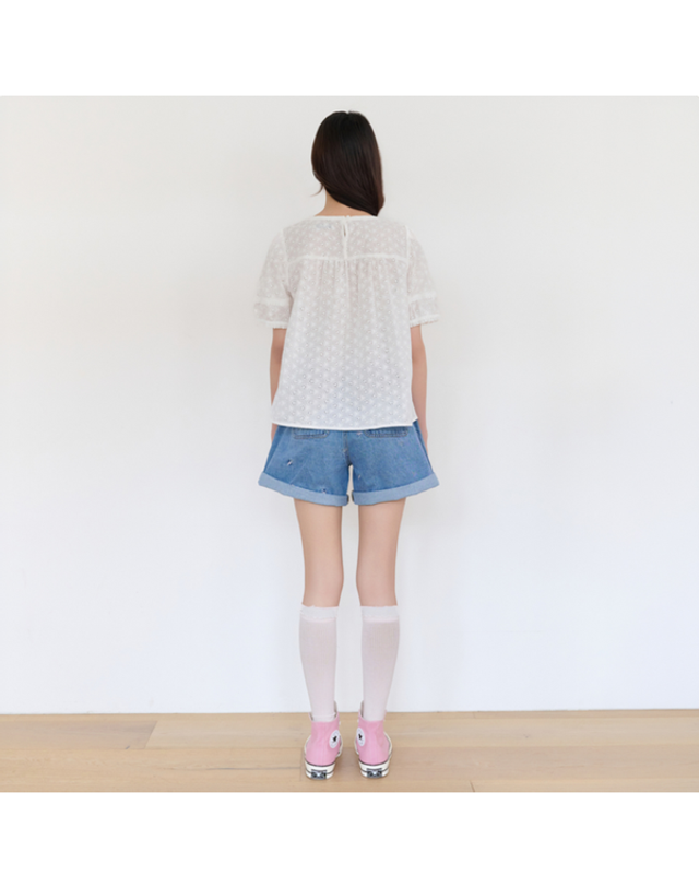 써스데이아일랜드 [갤러리아] [써스데이아일랜드]2026 S/S 플라워 펀칭 자수 블라우스(T264MBL233W) 착용컷