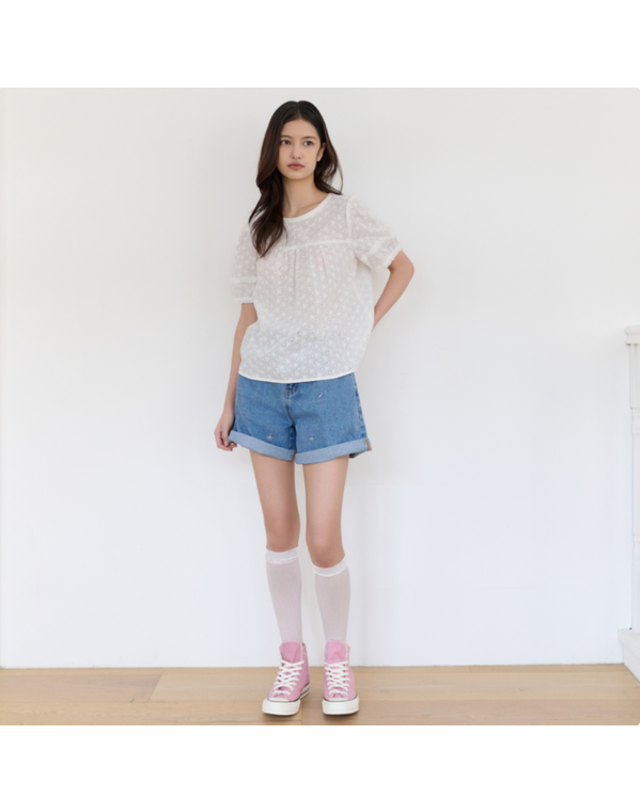 써스데이아일랜드 [갤러리아] [써스데이아일랜드]2026 S/S 플라워 펀칭 자수 블라우스(T264MBL233W) 착용컷