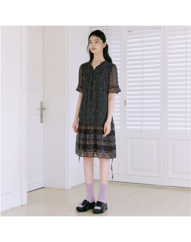 써스데이아일랜드 [갤러리아] [써스데이아일랜드] 2026 S/S 데일리 잔꽃 패턴 원피스 (T264MOP235W) 착용컷