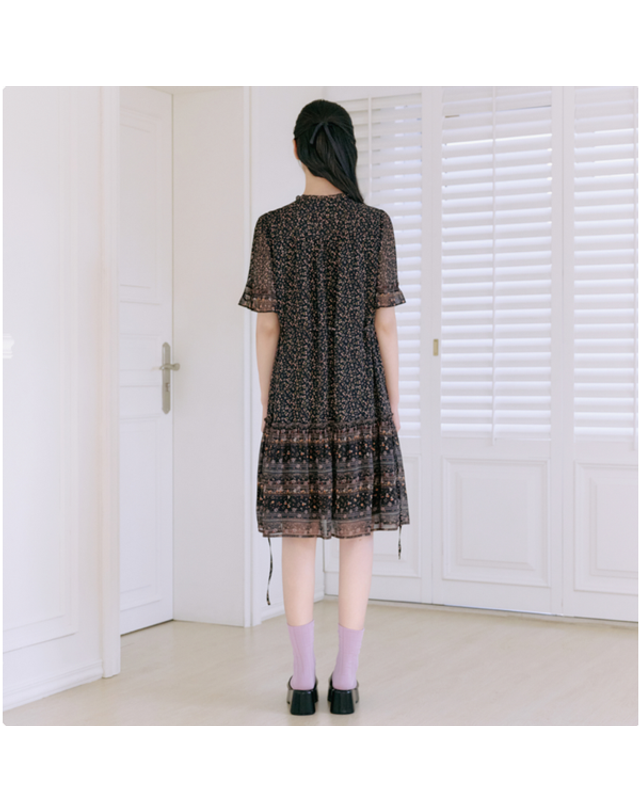 써스데이아일랜드 [갤러리아] [써스데이아일랜드] 2026 S/S 데일리 잔꽃 패턴 원피스 (T264MOP235W) 착용컷