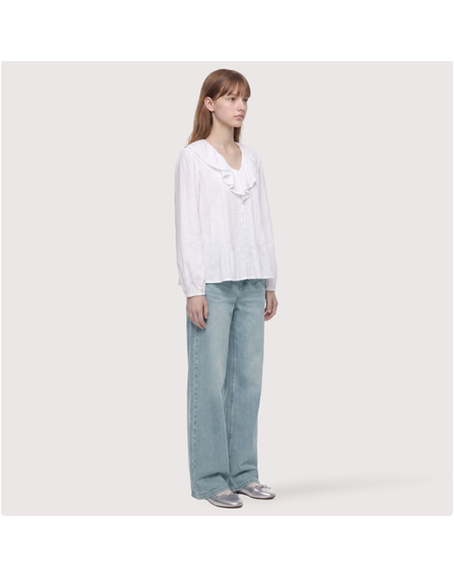 써스데이아일랜드 [갤러리아] [써스데이아일랜드]2026 F/W 핀턱 포인트 블라우스(T266MBL131W) 착용컷