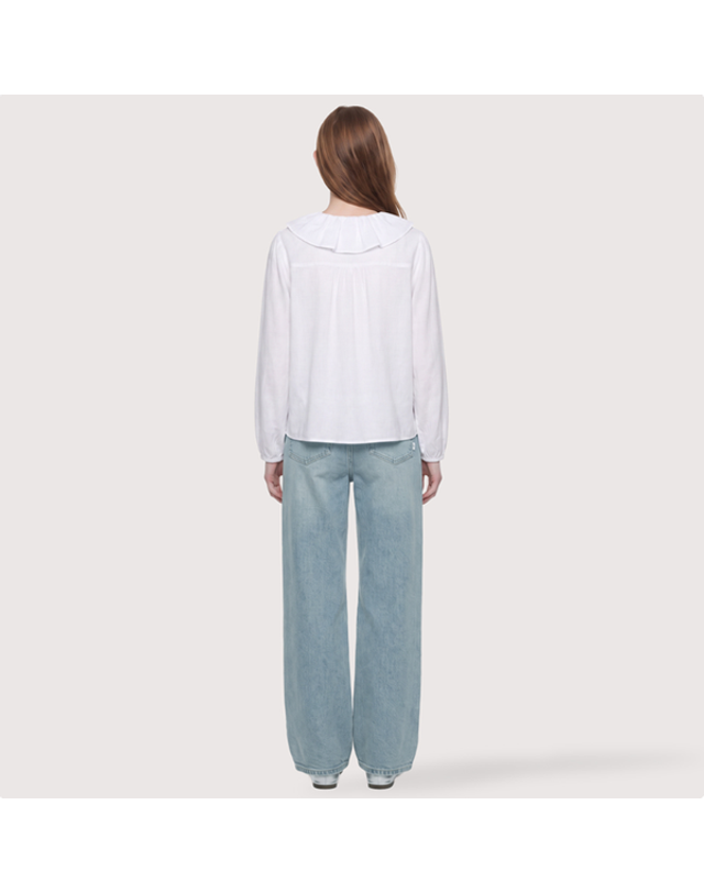 써스데이아일랜드 [갤러리아] [써스데이아일랜드]2026 F/W 핀턱 포인트 블라우스(T266MBL131W) 착용컷