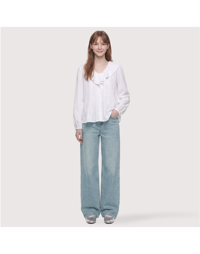써스데이아일랜드 [갤러리아] [써스데이아일랜드]2026 F/W 핀턱 포인트 블라우스(T266MBL131W) 착용컷