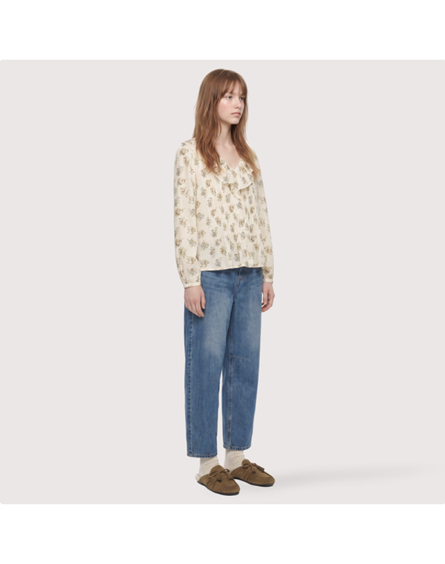 써스데이아일랜드 [갤러리아] [써스데이아일랜드]2026 F/W 핀턱 포인트 블라우스(T266MBL132W) 착용컷