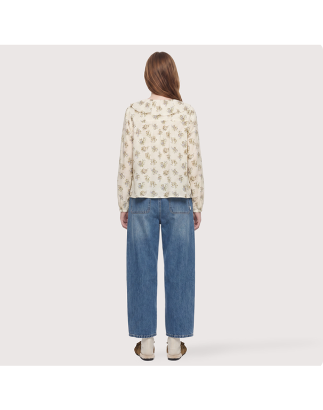 써스데이아일랜드 [갤러리아] [써스데이아일랜드]2026 F/W 핀턱 포인트 블라우스(T266MBL132W) 착용컷