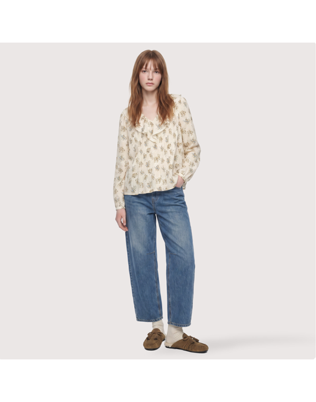 써스데이아일랜드 [갤러리아] [써스데이아일랜드]2026 F/W 핀턱 포인트 블라우스(T266MBL132W) 착용컷