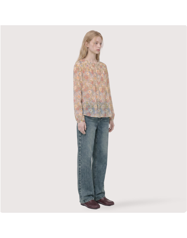 써스데이아일랜드 [갤러리아] [써스데이아일랜드]2026 F/W 플라워 패턴 쉬폰 블라우스(T266MBL135W) 착용컷