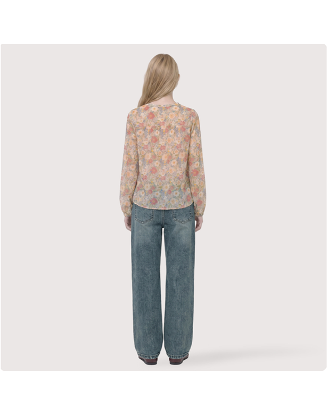써스데이아일랜드 [갤러리아] [써스데이아일랜드]2026 F/W 플라워 패턴 쉬폰 블라우스(T266MBL135W) 착용컷