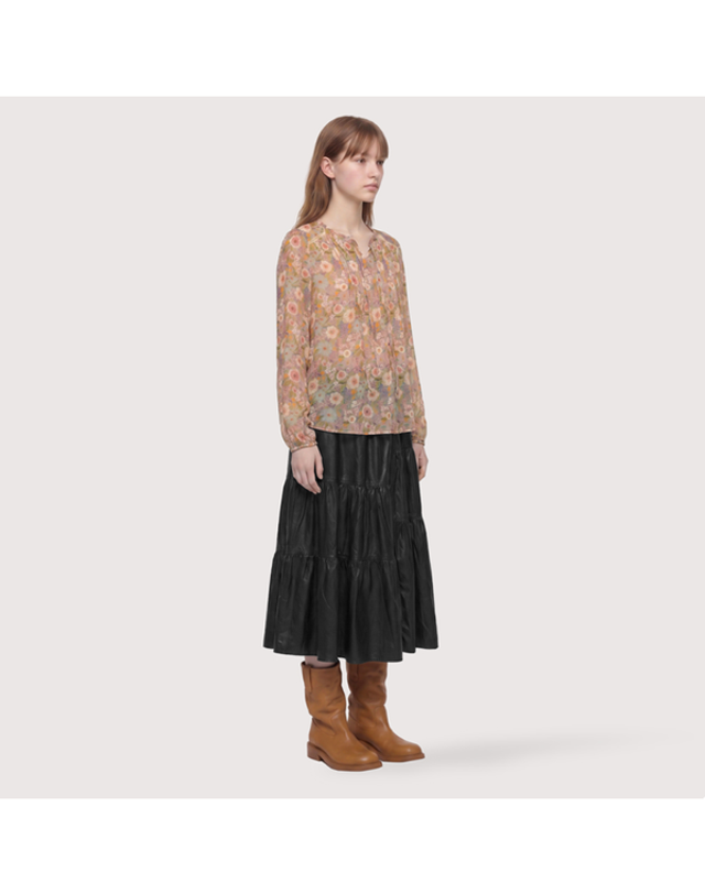 써스데이아일랜드 [갤러리아] [써스데이아일랜드]2026 F/W 플라워 패턴 쉬폰 블라우스(T266MBL136W) 착용컷