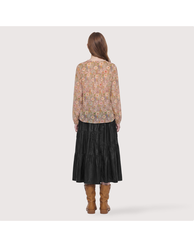 써스데이아일랜드 [갤러리아] [써스데이아일랜드]2026 F/W 플라워 패턴 쉬폰 블라우스(T266MBL136W) 착용컷