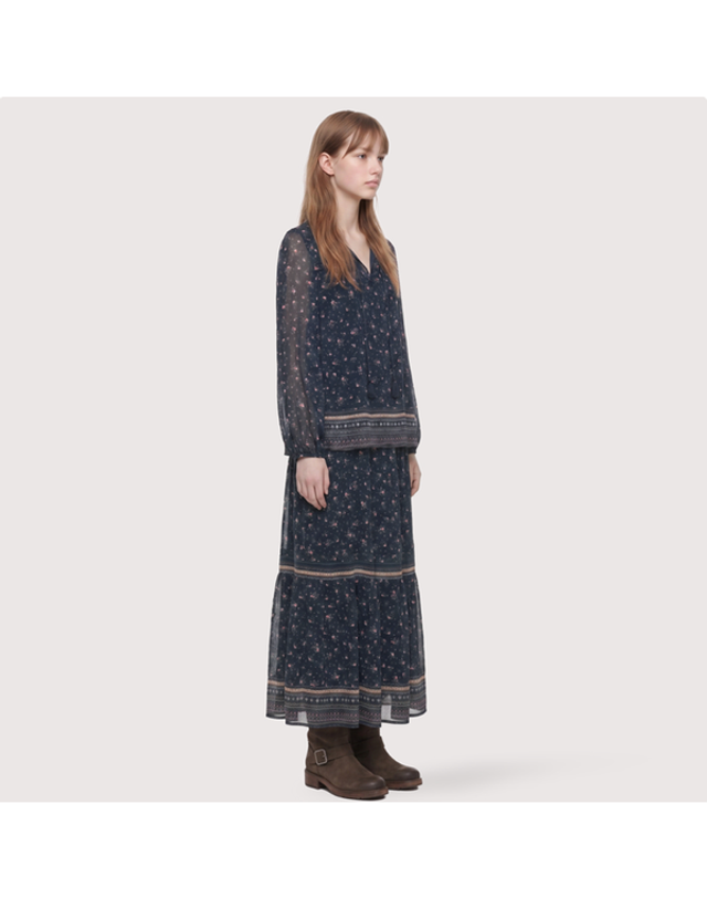 써스데이아일랜드 [갤러리아] [써스데이아일랜드]2026 F/W 플라워 에스닉 블라우스(T266MBL138W) 착용컷