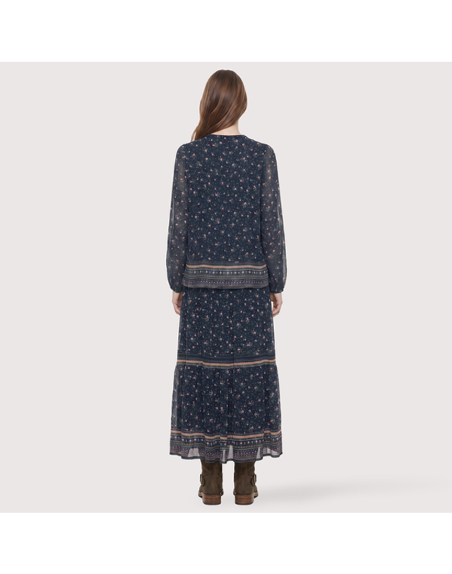 써스데이아일랜드 [갤러리아] [써스데이아일랜드]2026 F/W 플라워 에스닉 블라우스(T266MBL138W) 착용컷