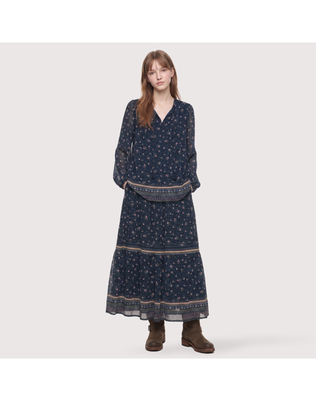 써스데이아일랜드 [갤러리아] [써스데이아일랜드]2026 F/W 플라워 에스닉 블라우스(T266MBL138W) 착용컷